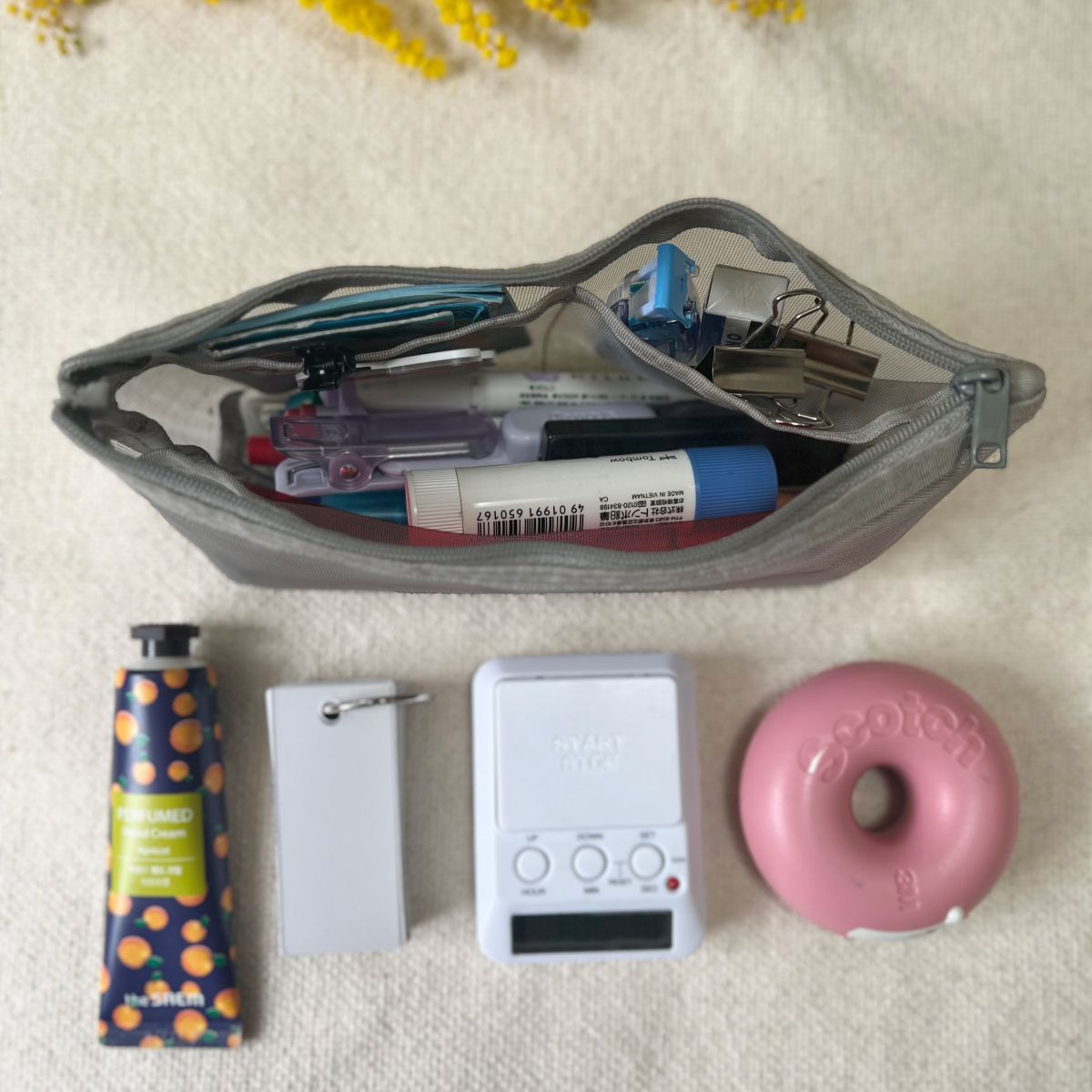 お家から外へ、どこでもワープ！スリムなのにたっぷり大容量の『旅するポーチ』スタッフはどう使う？