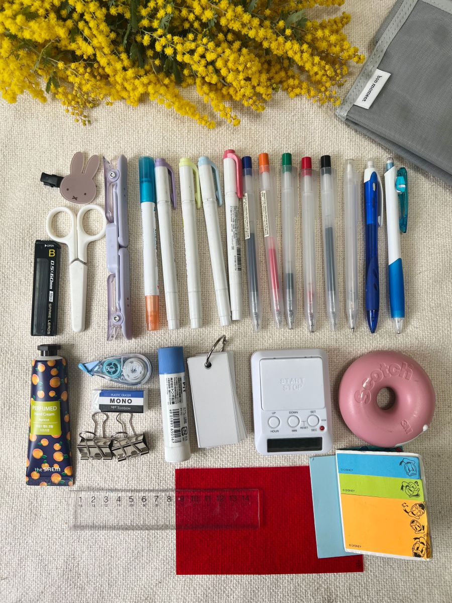 お家から外へ、どこでもワープ！スリムなのにたっぷり大容量の『旅するポーチ』スタッフはどう使う？