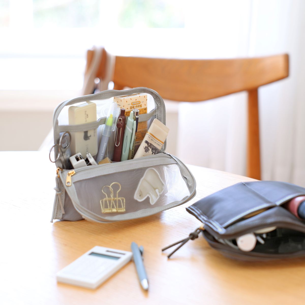 お家から外へ、どこでもワープ！スリムなのにたっぷり大容量の『旅するポーチ』スタッフはどう使う？