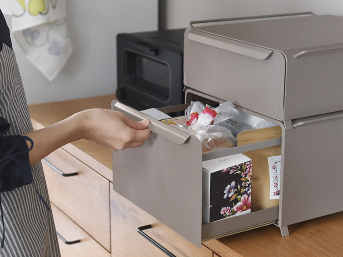 新色グレージュ登場の「理想のブレッドケース」。インスタグラマーさんもキッチン収納をカスタム中！