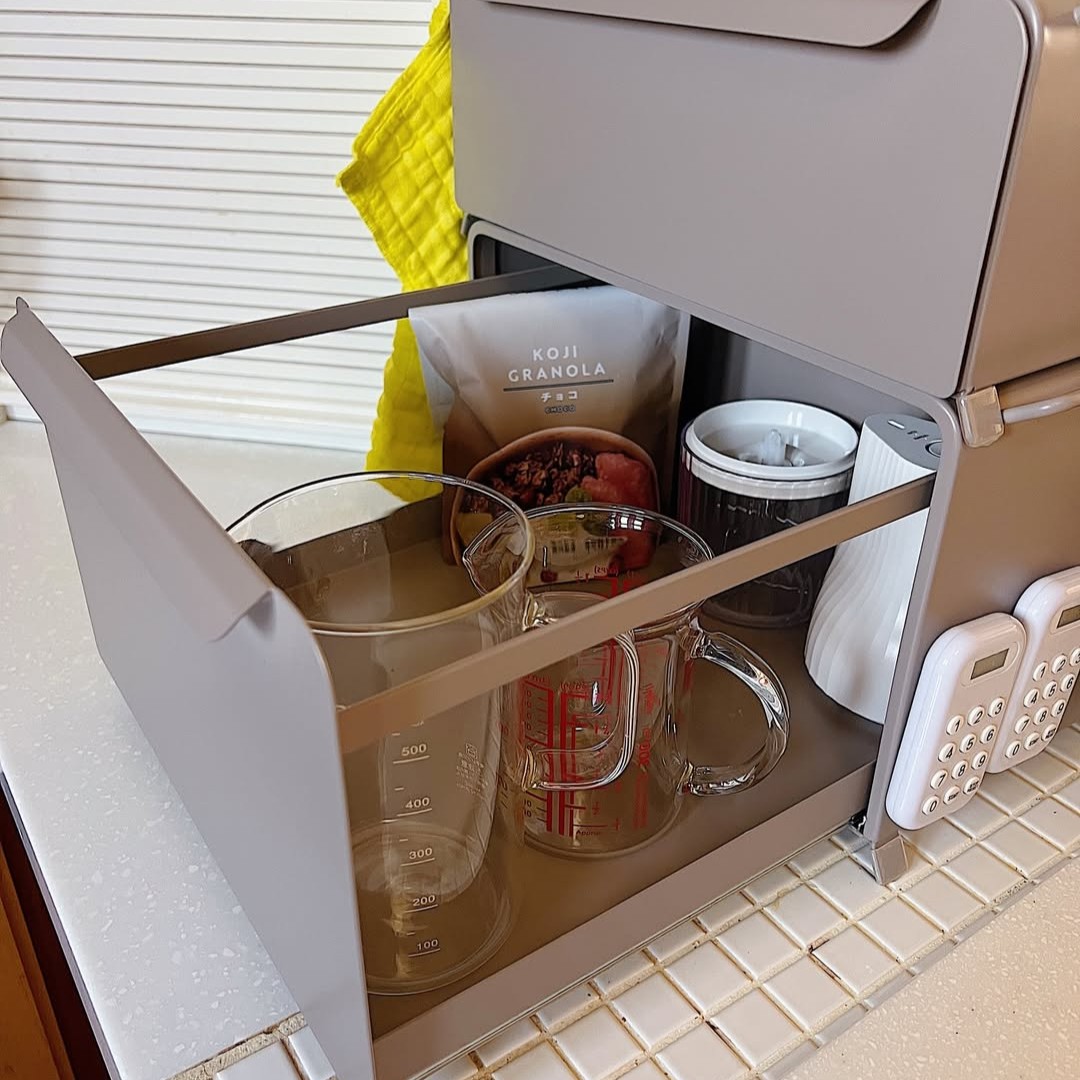 新色グレージュ登場の「理想のブレッドケース」。インスタグラマーさんもキッチン収納をカスタム中！