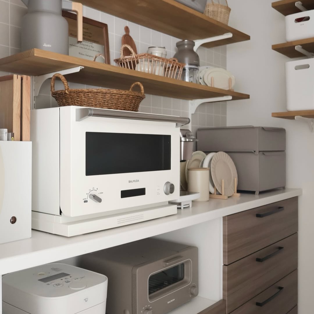 新色グレージュ登場の「理想のブレッドケース」。インスタグラマーさんもキッチン収納をカスタム中！