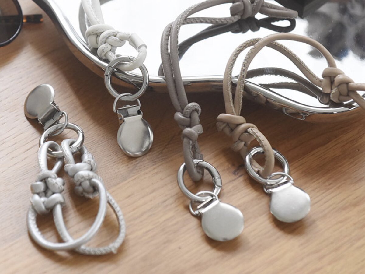 脱いだ帽子をハンズフリーで持ち歩き！街歩きにも子どもと外出にも手放せない「ハットクリップ」スタッフ愛用レポ