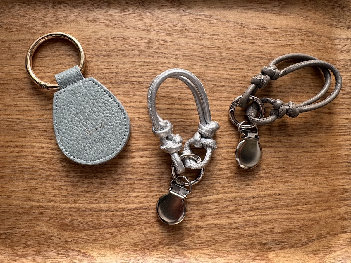 脱いだ帽子をハンズフリーで持ち歩き！街歩きにも子どもと外出にも手放せない「ハットクリップ」スタッフ愛用レポ