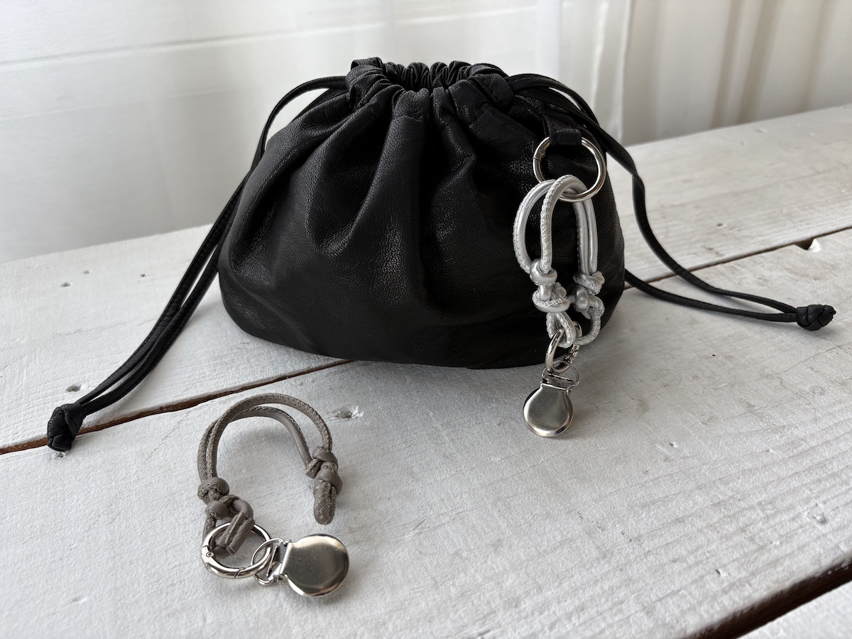 脱いだ帽子をハンズフリーで持ち歩き！街歩きにも子どもと外出にも手放せない「ハットクリップ」スタッフ愛用レポ