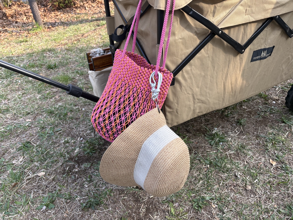 脱いだ帽子をハンズフリーで持ち歩き！街歩きにも子どもと外出にも手放せない「ハットクリップ」スタッフ愛用レポ