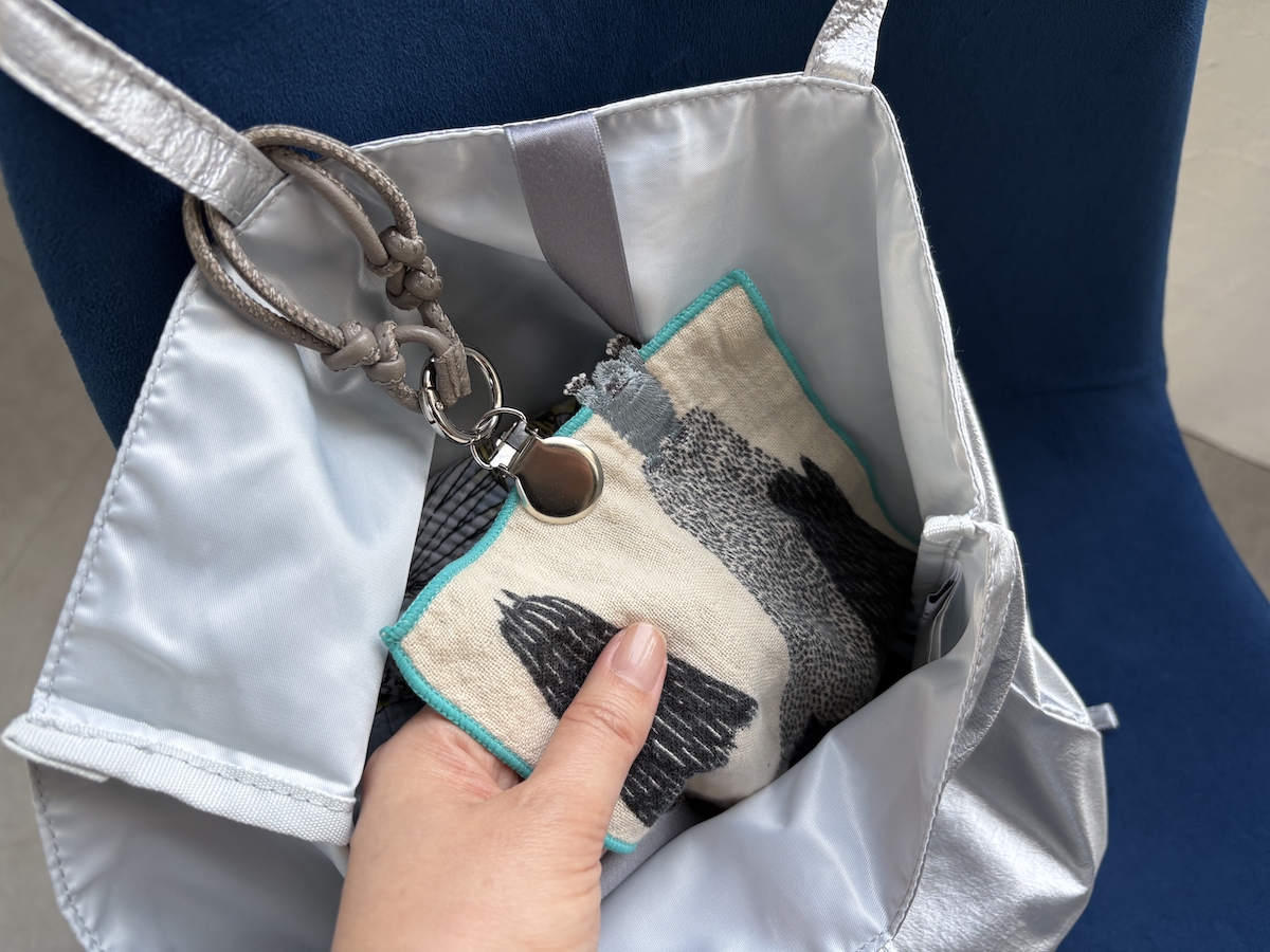 脱いだ帽子をハンズフリーで持ち歩き！街歩きにも子どもと外出にも手放せない「ハットクリップ」スタッフ愛用レポ