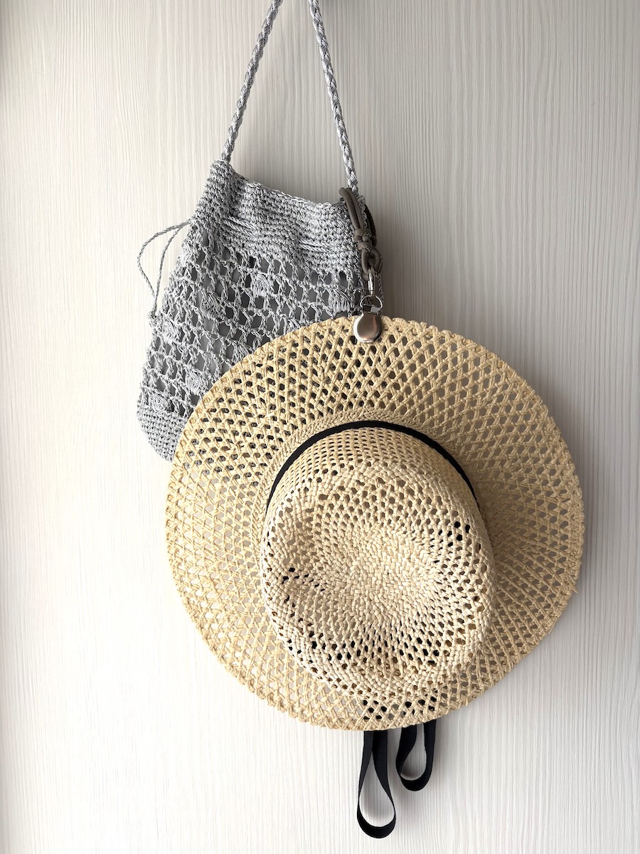 脱いだ帽子をハンズフリーで持ち歩き！街歩きにも子どもと外出にも手放せない「ハットクリップ」スタッフ愛用レポ