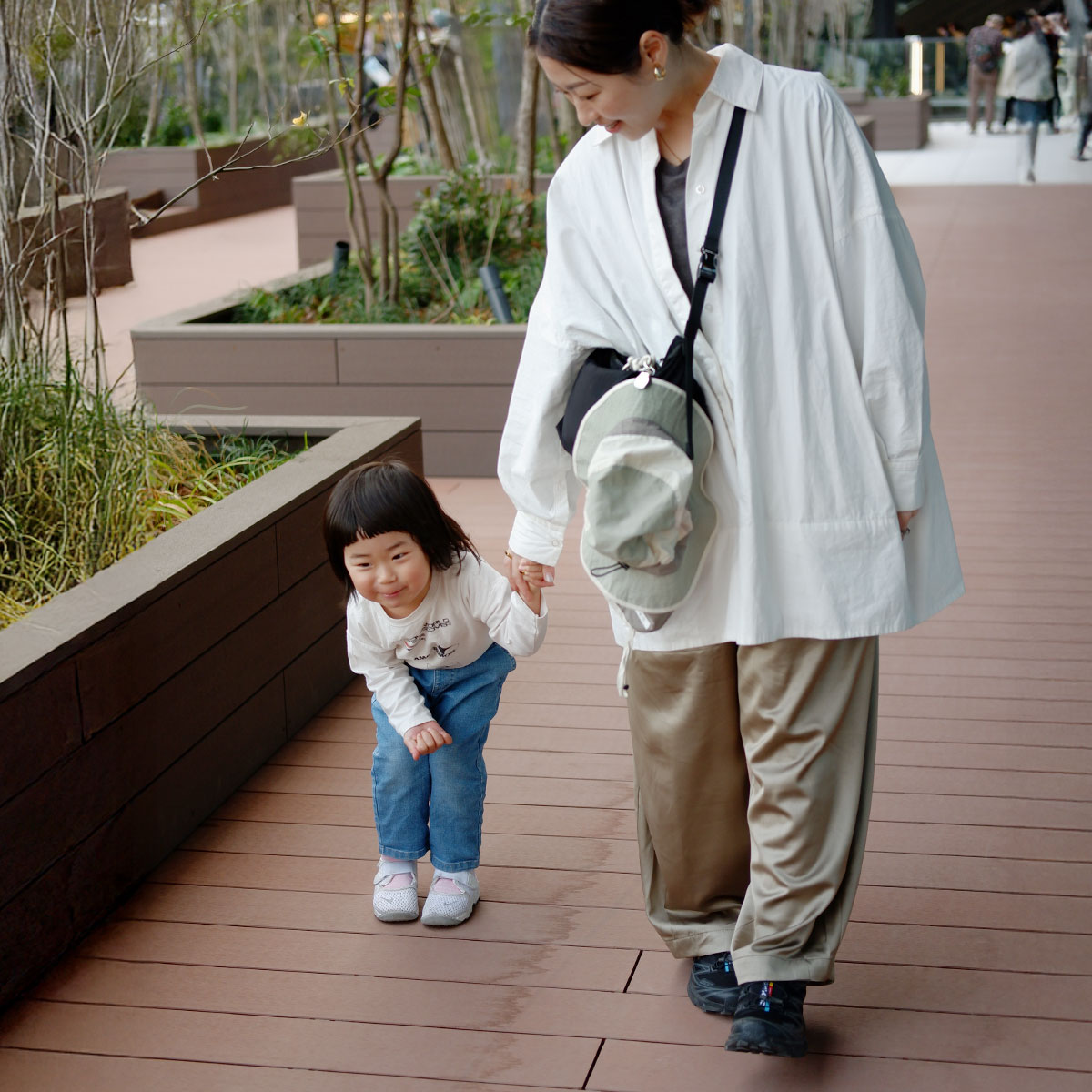 脱いだ帽子をハンズフリーで持ち歩き！街歩きにも子どもと外出にも手放せない「ハットクリップ」スタッフ愛用レポ