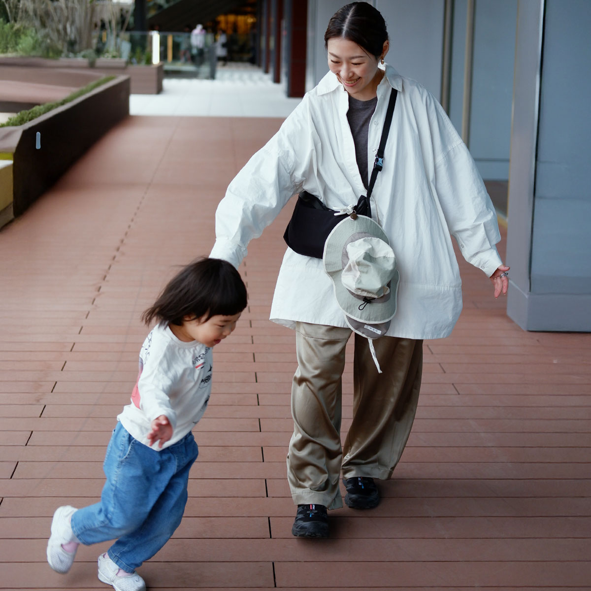 脱いだ帽子をハンズフリーで持ち歩き！街歩きにも子どもと外出にも手放せない「ハットクリップ」スタッフ愛用レポ