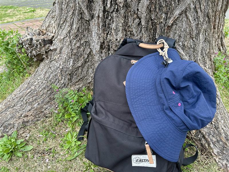 脱いだ帽子をハンズフリーで持ち歩き！街歩きにも子どもと外出にも手放せない「ハットクリップ」スタッフ愛用レポ