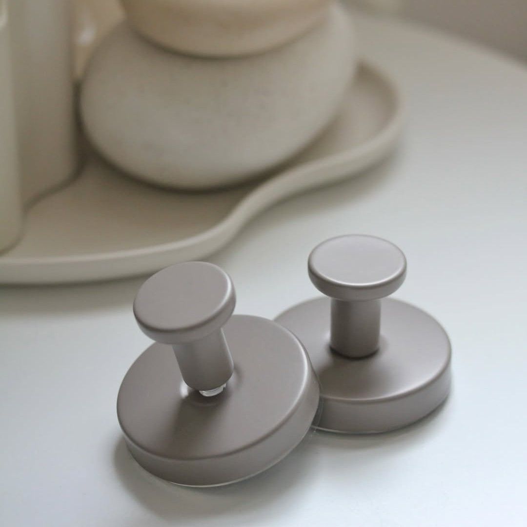 「掛ける場所がない問題」これで解決◎ SNSで話題の真空フック、インスタグラマーさんのリアル活用術