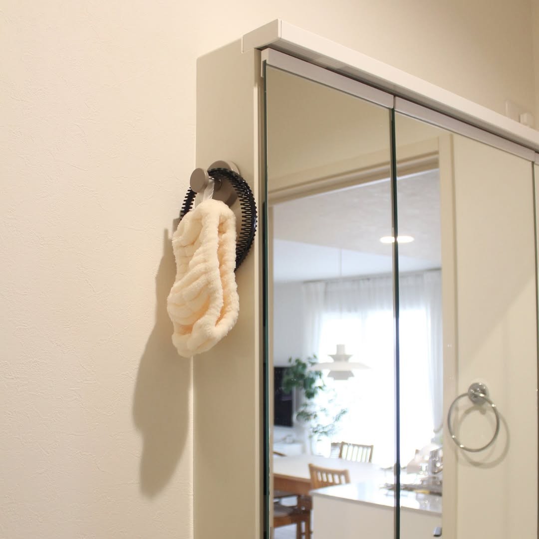 「掛ける場所がない問題」これで解決◎ SNSで話題の真空フック、インスタグラマーさんのリアル活用術