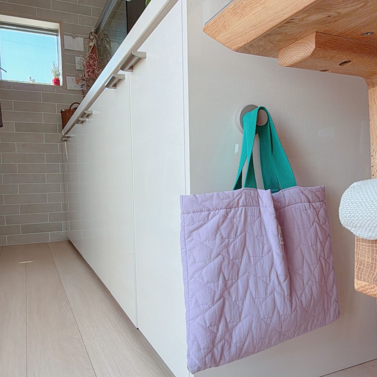 「掛ける場所がない問題」これで解決◎ SNSで話題の真空フック、インスタグラマーさんのリアル活用術