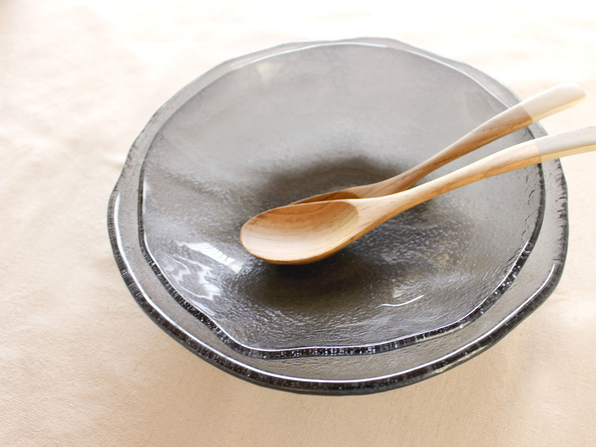 やわらかくて、どこか儚げ。光がゆらぐガラスのうつわを、わが家の夏の食卓に