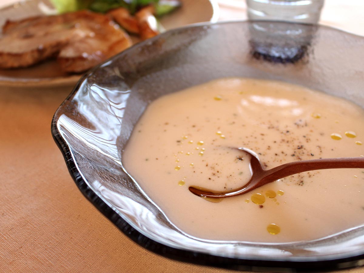 やわらかくて、どこか儚げ。光がゆらぐガラスのうつわを、わが家の夏の食卓に