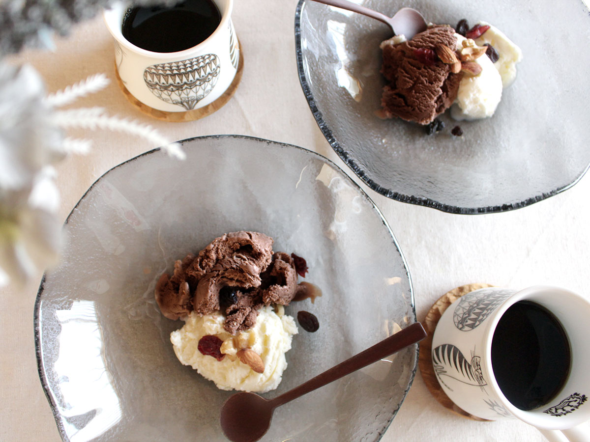 やわらかくて、どこか儚げ。光がゆらぐガラスのうつわを、わが家の夏の食卓に