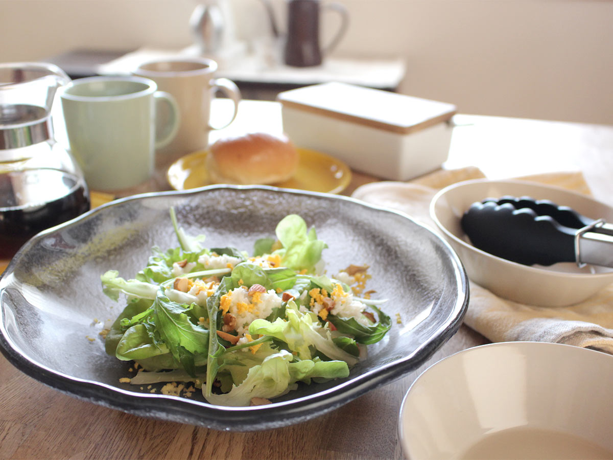 やわらかくて、どこか儚げ。光がゆらぐガラスのうつわを、わが家の夏の食卓に