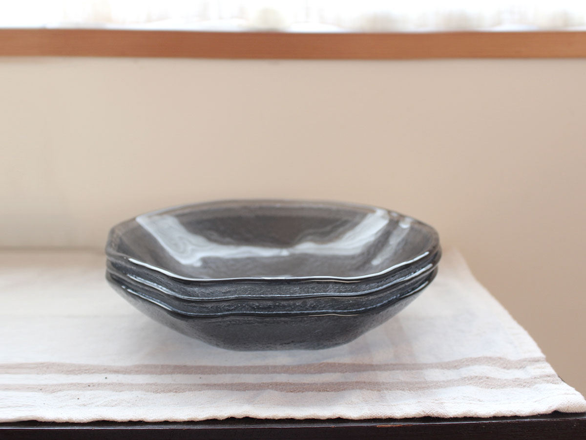 やわらかくて、どこか儚げ。光がゆらぐガラスのうつわを、わが家の夏の食卓に