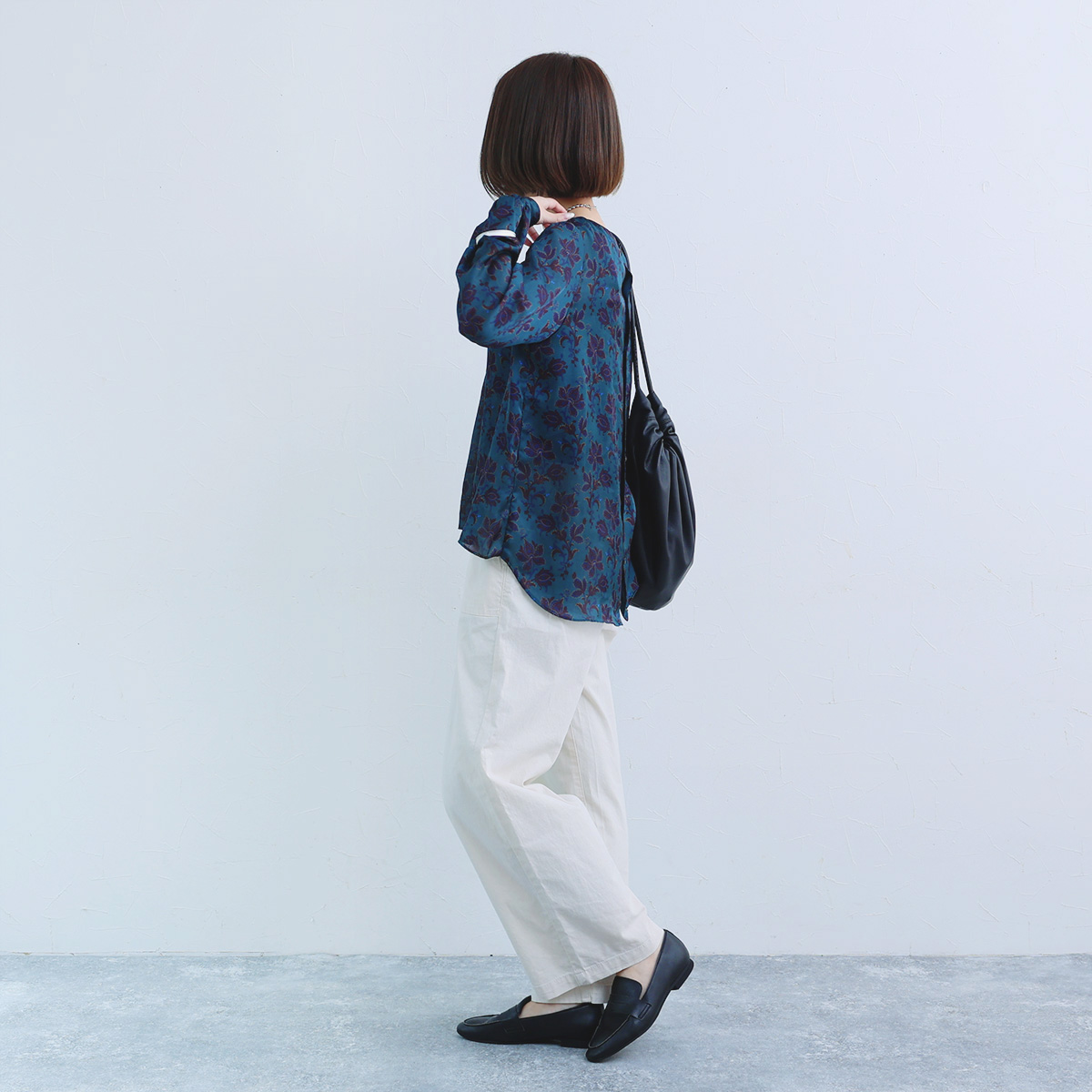 ナチュラル服を着回したい。コットンリネンでさらり快適、スタッフのイチ推し『ベイカーパンツ』