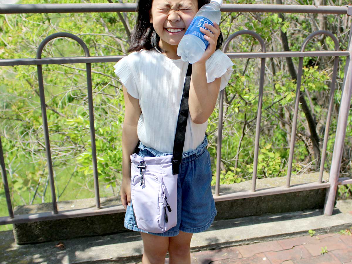 ドリンクと必需品を小さくまとめて。夏のちょっとしたお出掛けに、親子リンク「保冷ショルダー」