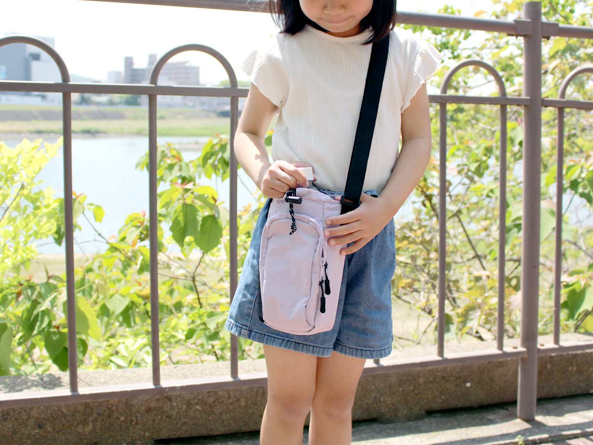 ドリンクと必需品を小さくまとめて。夏のちょっとしたお出掛けに、親子リンク「保冷ショルダー」