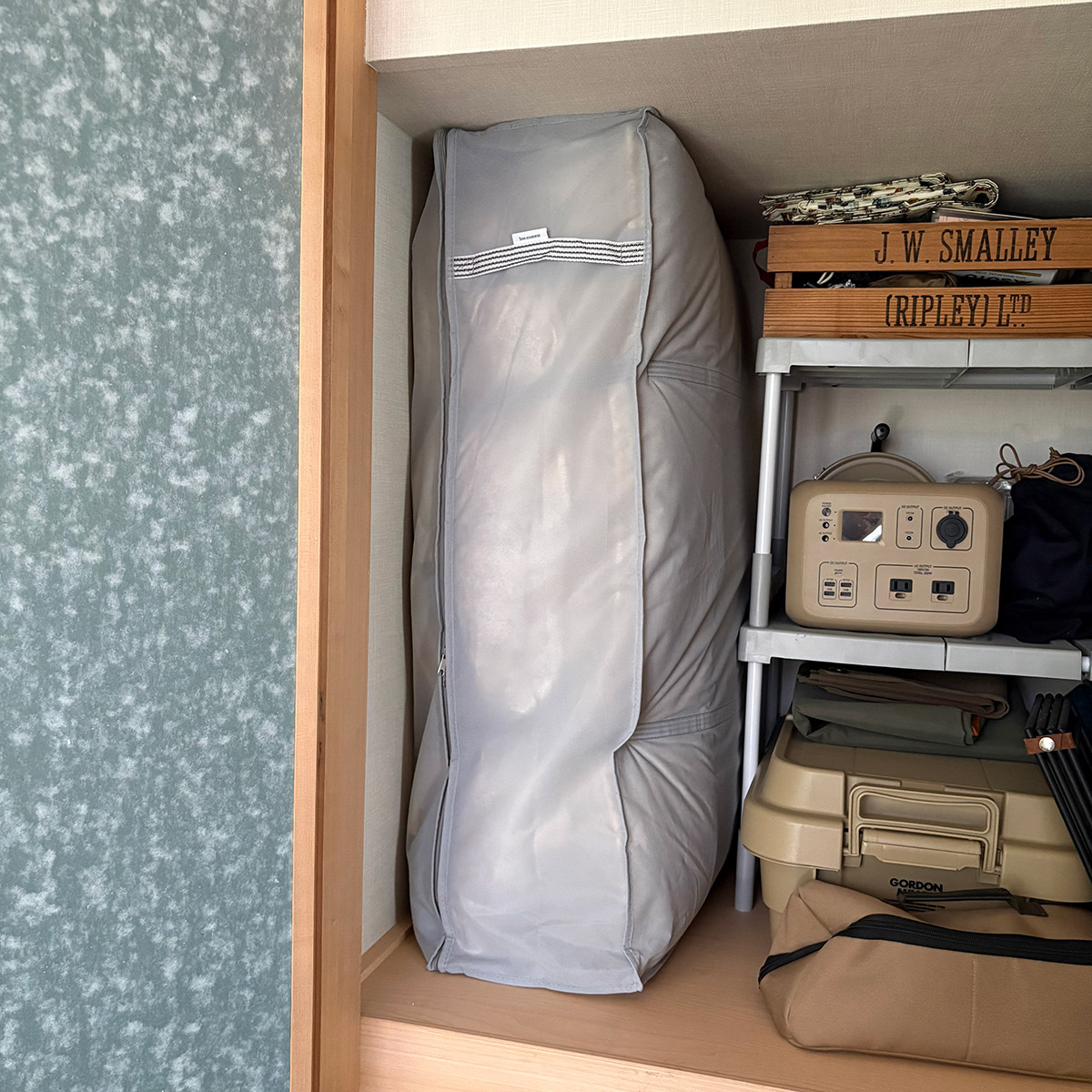 【スタッフのリアル衣替え報告】これ入る？さすがに無理…！？人気の立つ“布団圧縮ケース”を使ってみました