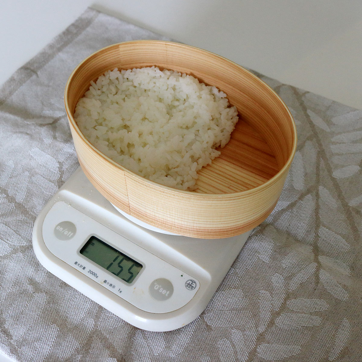 600mlの小判型、ゆったり詰められて食洗機も可能な「曲げわっぱ弁当」で、暑い季節も安全に美味しく