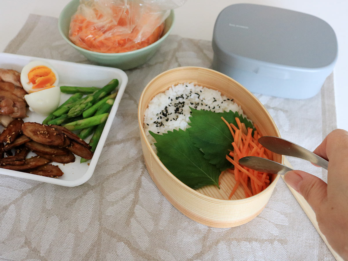 600mlの小判型、ゆったり詰められて食洗機も可能な「曲げわっぱ弁当」で、暑い季節も安全に美味しく