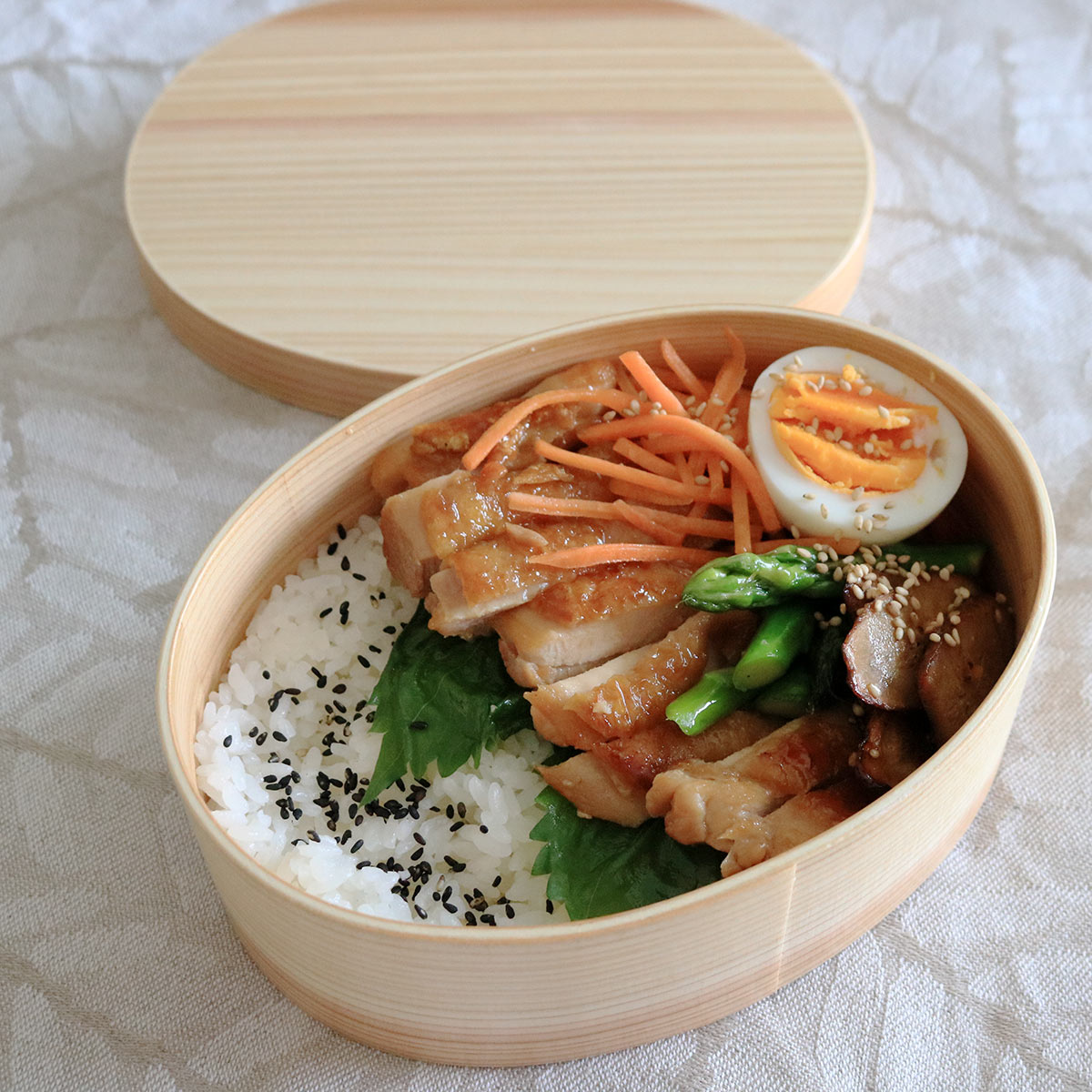 600mlの小判型、ゆったり詰められて食洗機も可能な「曲げわっぱ弁当」で、暑い季節も安全に美味しく