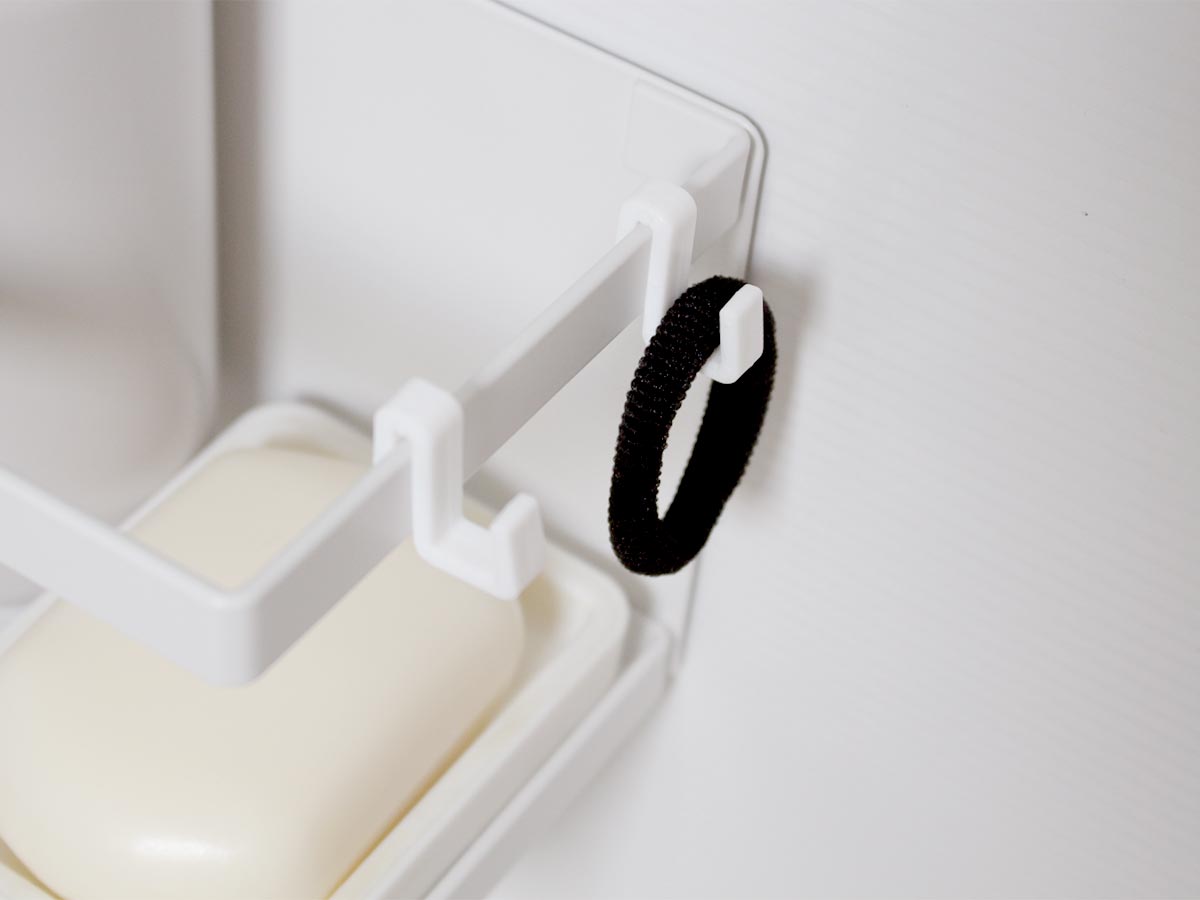 まるで備え付け。家族分のボトルを収納してもびくともしない、ワイドなお風呂ラック