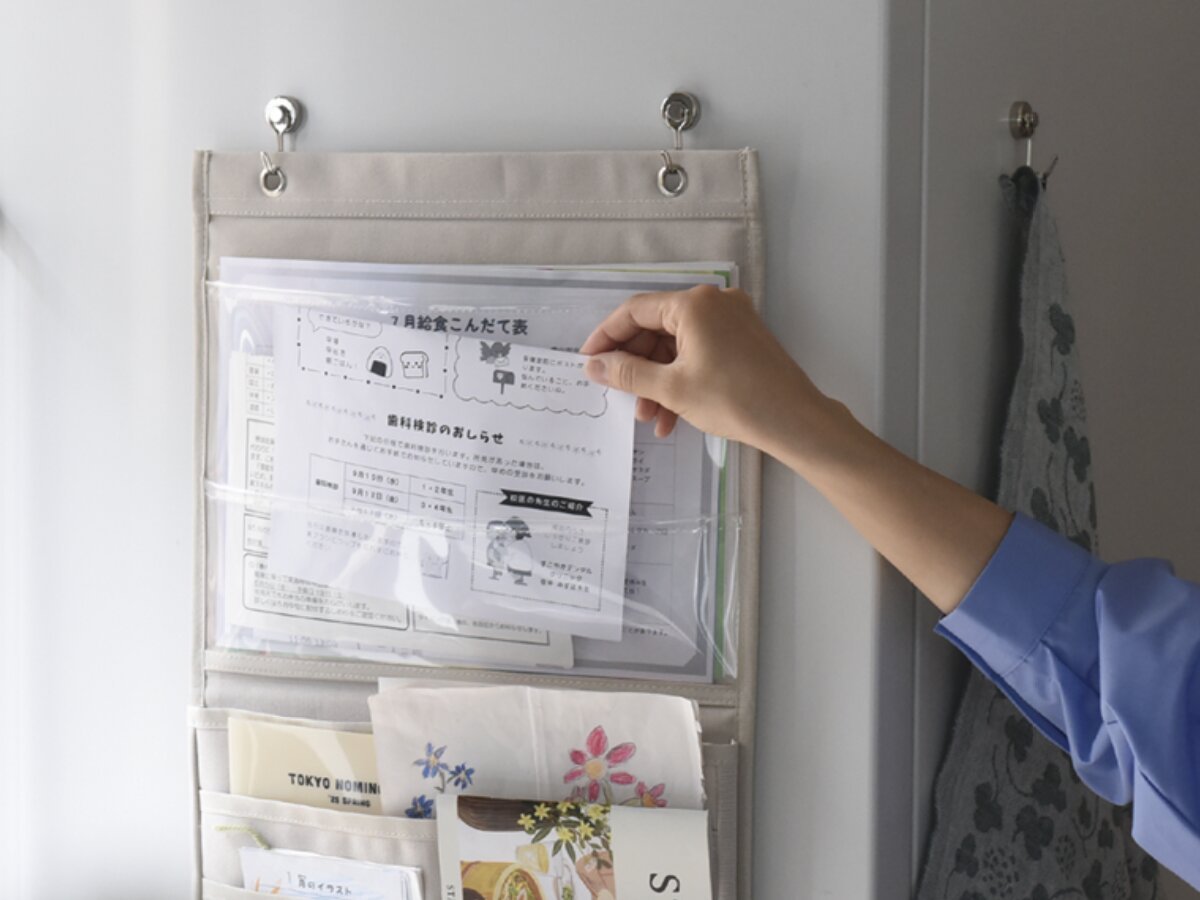 プリントは冷蔵庫に直貼り？仕分けもできる収納ポケットなら「しまう」も「確認」も一度に叶う！