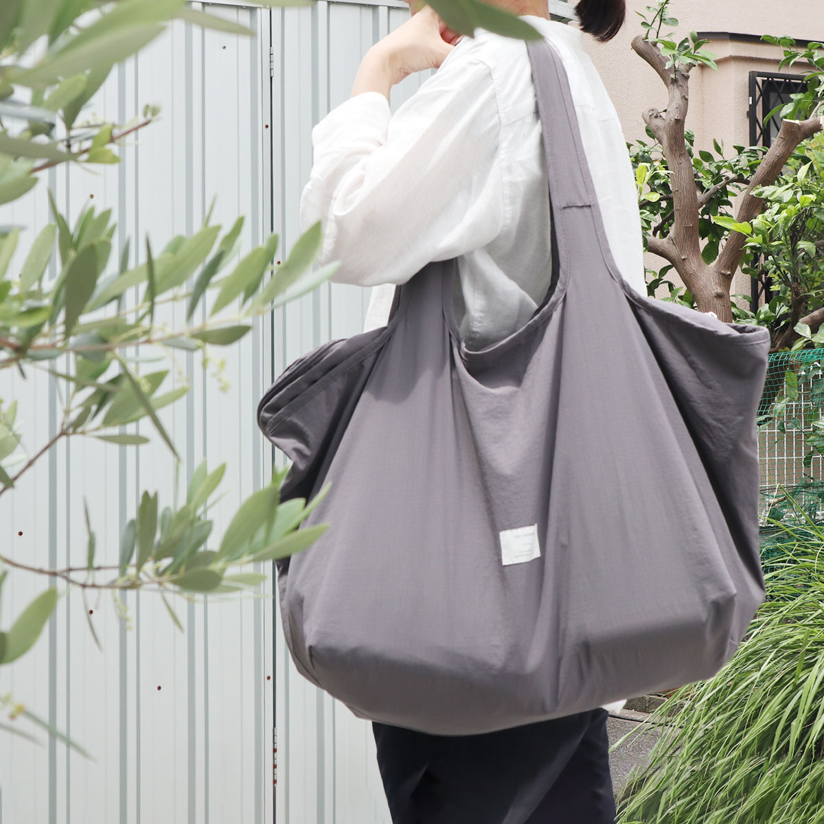 定番好きさんにもお勧めしたい！「ファスナー蓋の買い物カゴバッグ」