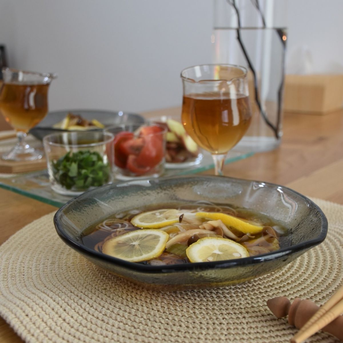 見た目も涼しげ！ひんやり麺にぴったりな「ガラスの深ボウル」インスタグラマーさんはこんなメニューで愛用中