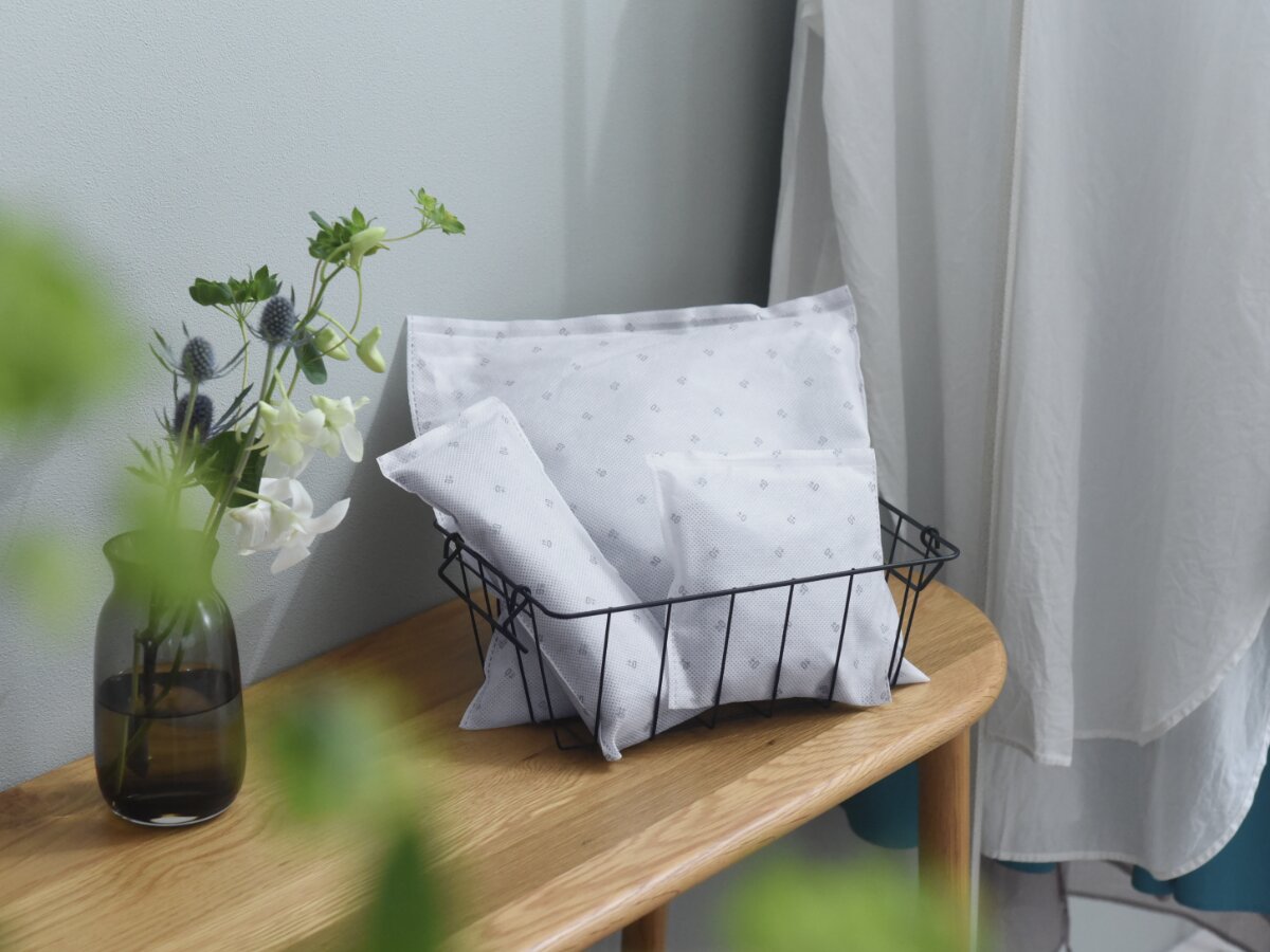 【スタッフが実践！】置くだけで湿気コントロールする『調湿炭』を靴とバッグで使ってみました