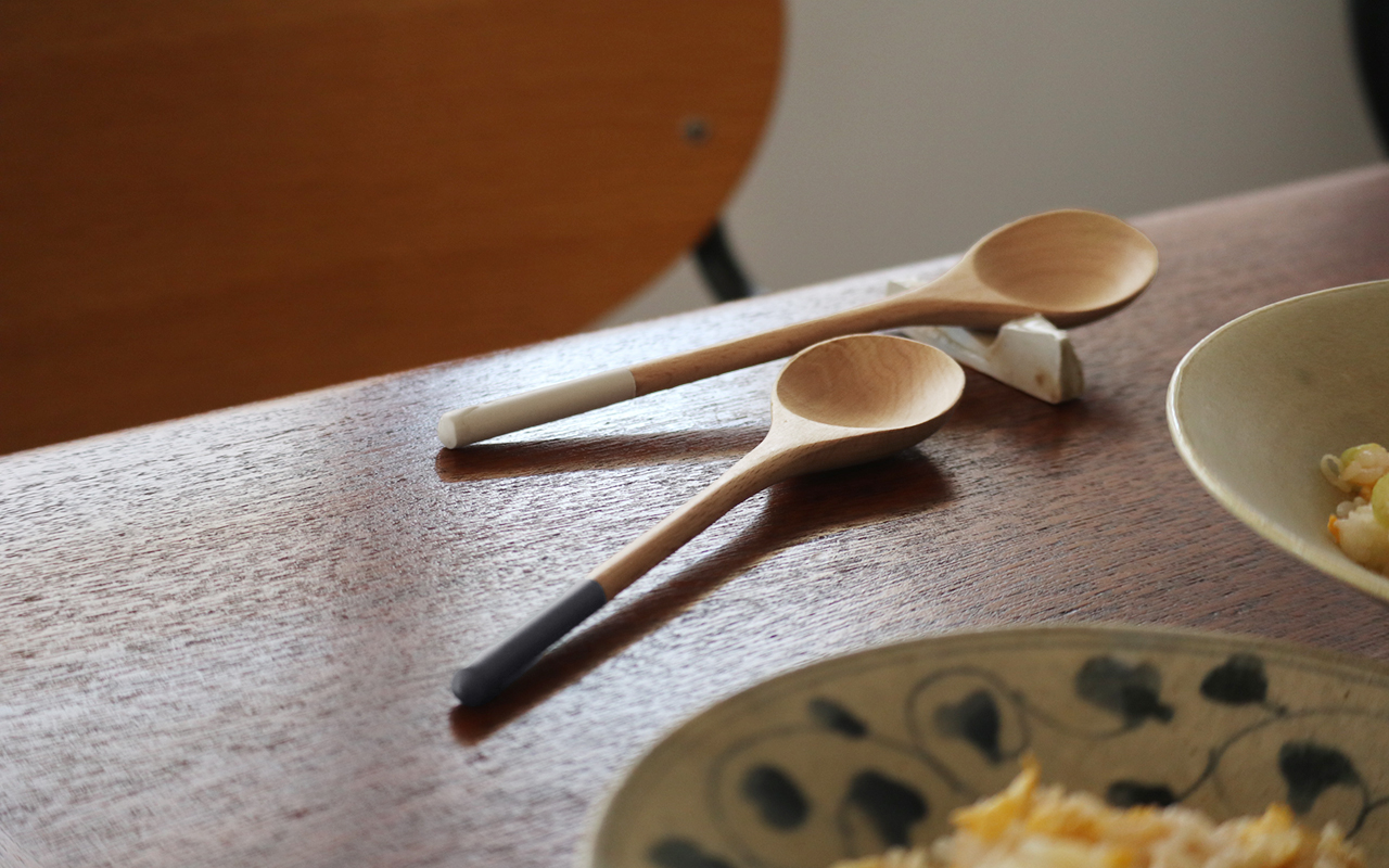 1本添えるだけで「あたたかな食卓」。マネしたい、インスタグラマーさんの“木のカトラリーのある暮らし”