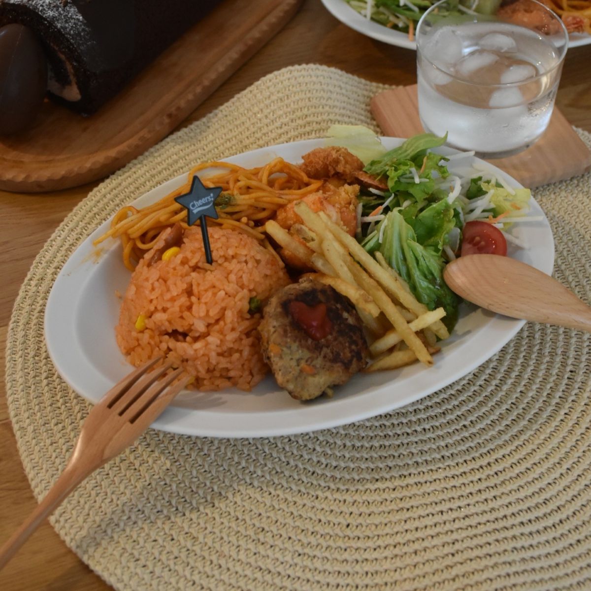 1本添えるだけで「あたたかな食卓」。マネしたい、インスタグラマーさんの“木のカトラリーのある暮らし”