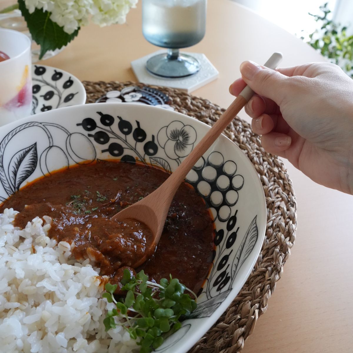 1本添えるだけで「あたたかな食卓」。マネしたい、インスタグラマーさんの“木のカトラリーのある暮らし”