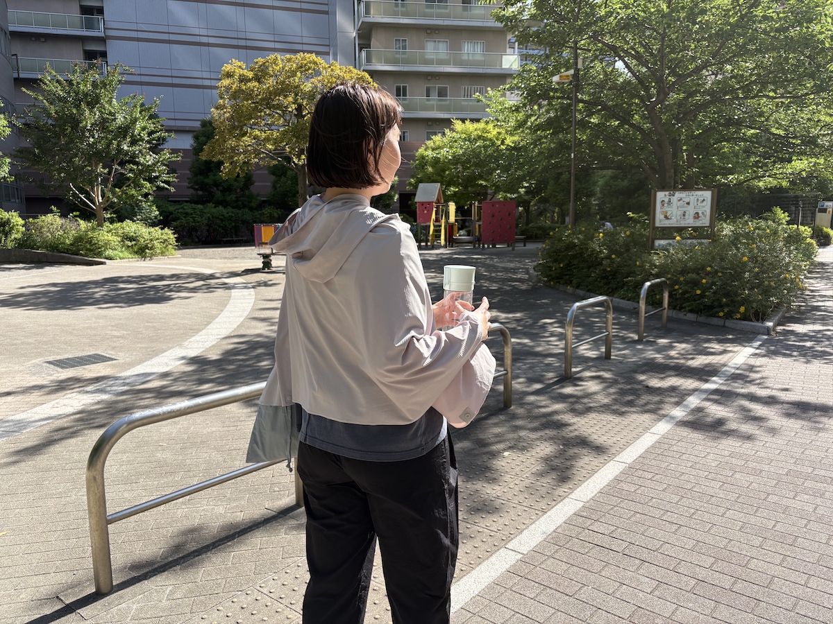 まるで氷のベール。ひんやり強冷感ポンチョが、暑がりスタッフの必需品に！