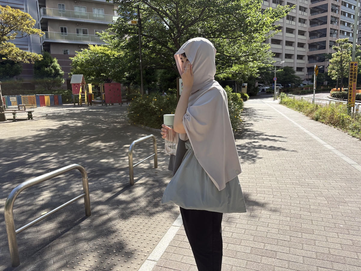まるで氷のベール。ひんやり強冷感ポンチョが、暑がりスタッフの必需品に！