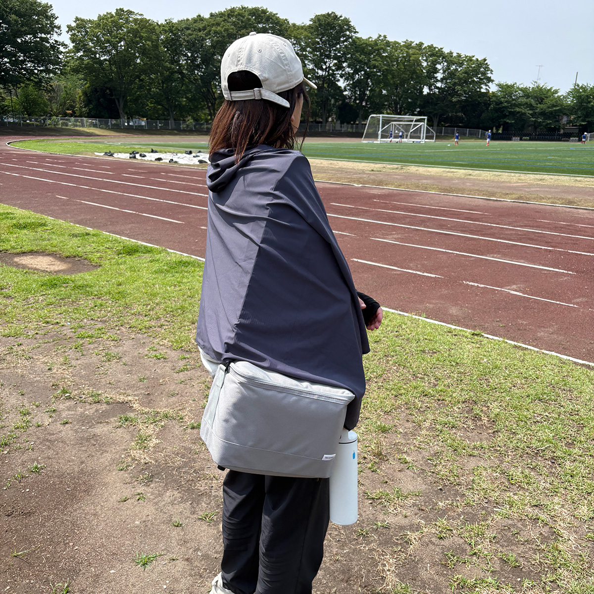 まるで氷のベール。ひんやり強冷感ポンチョが、暑がりスタッフの必需品に！