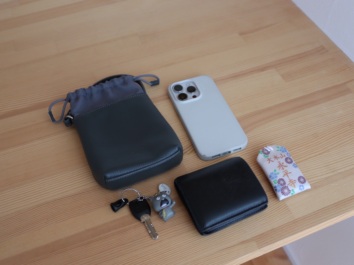 スマホにハンディ扇風機・・バッグ型チャームにこんなアイテム入れてます！スタッフのミニチュアバッグ使用レポ