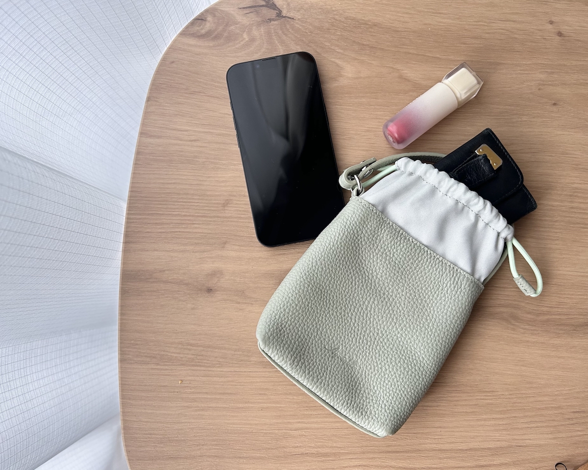 スマホにハンディ扇風機・・バッグ型チャームにこんなアイテム入れてます！スタッフのミニチュアバッグ使用レポ