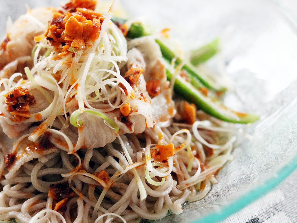 夏の定番「冷たい麺」、今年は蕎麦でひと味違う楽しみを。簡単冷やしアレンジ蕎麦3選！