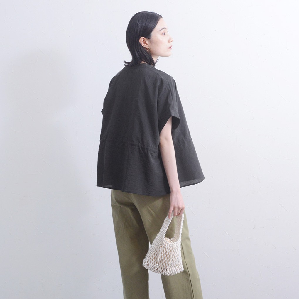 暑い日の“きちんと感”どう作る？きゅっと絞って着回し上手なブラウスのスタッフレビュー