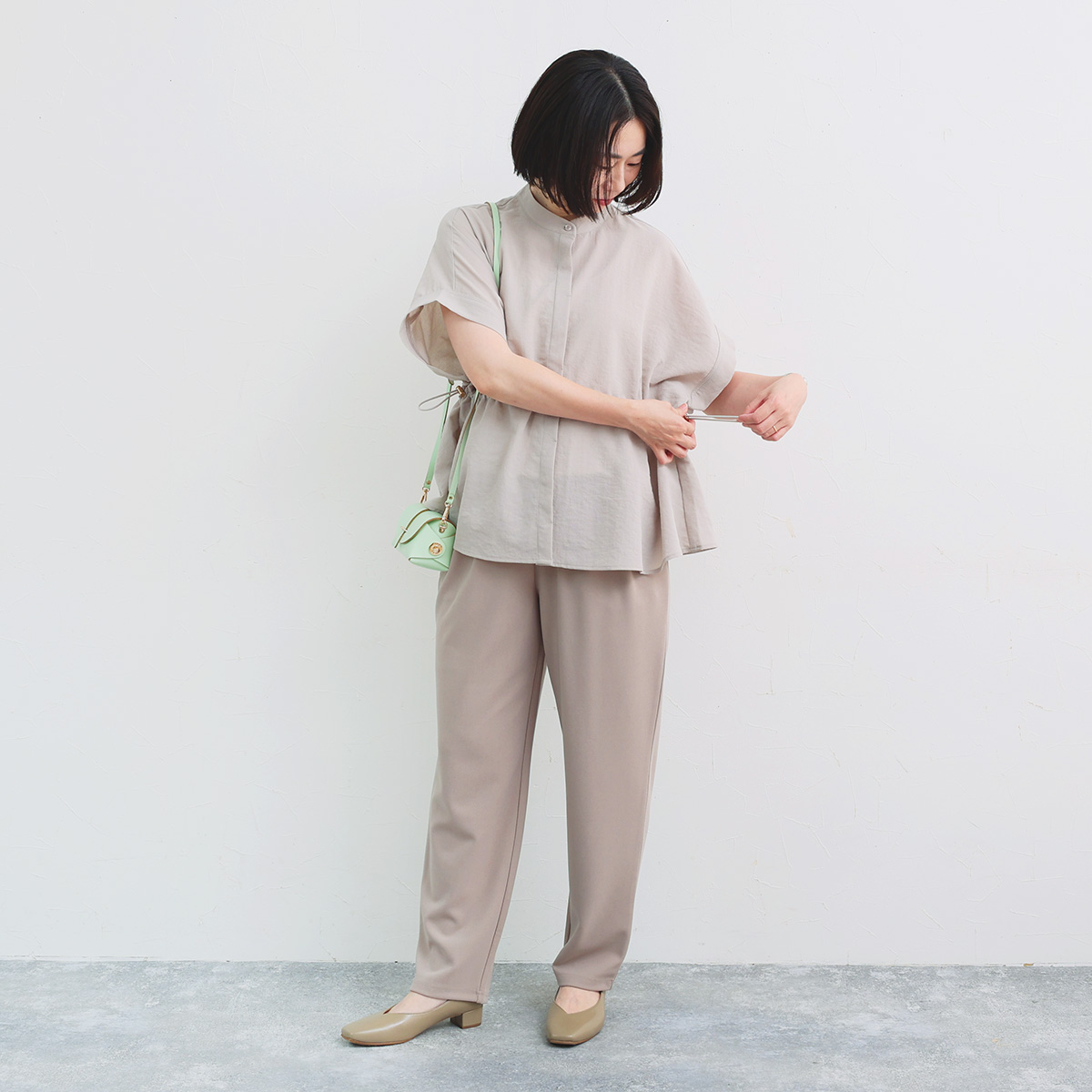 暑い日の“きちんと感”どう作る？きゅっと絞って着回し上手なブラウスのスタッフレビュー
