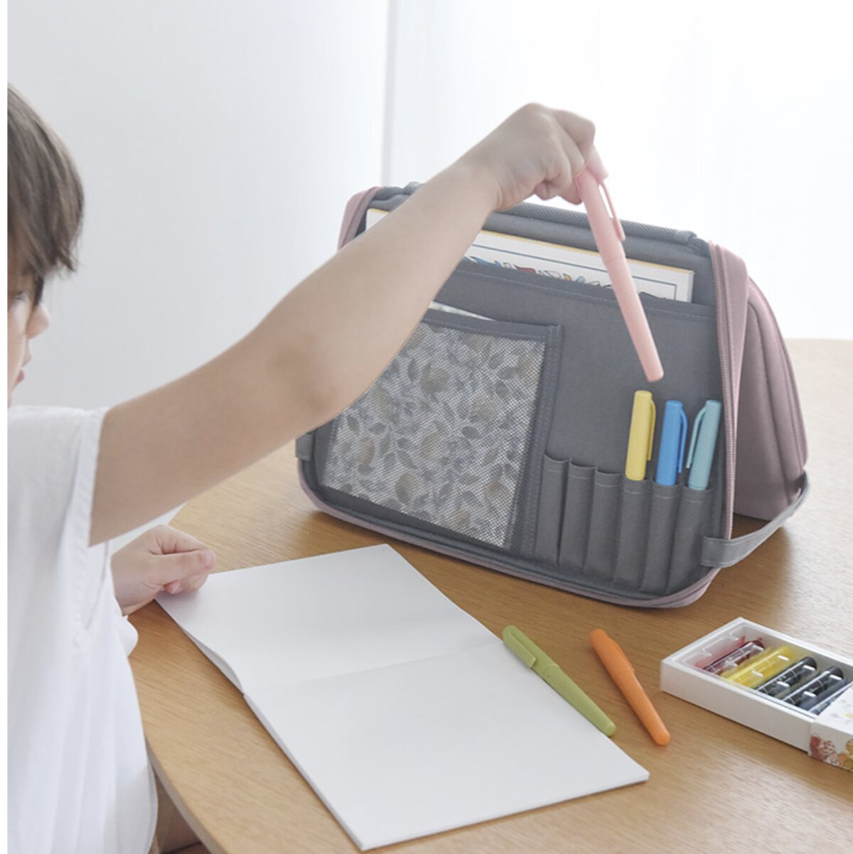 夏休みの帰省や旅行に！子どもを退屈させない秘密道具「お絵描きバッグ」【インスタグラマーさんのもの選び】