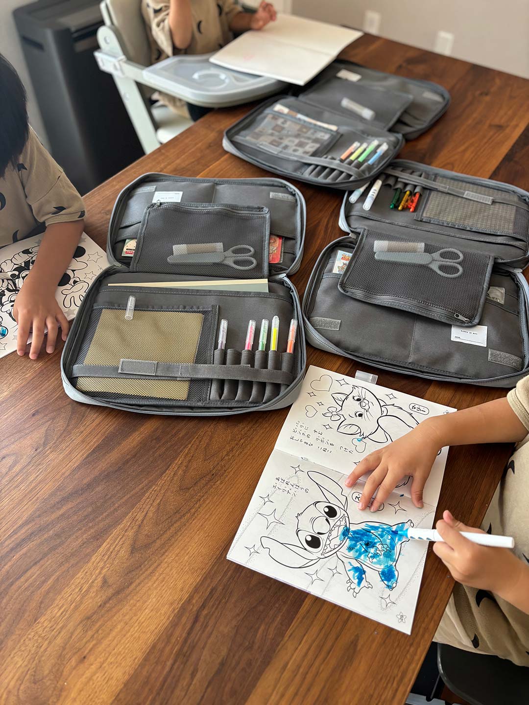 夏休みの帰省や旅行に！子どもを退屈させない秘密道具「お絵描きバッグ」【インスタグラマーさんのもの選び】