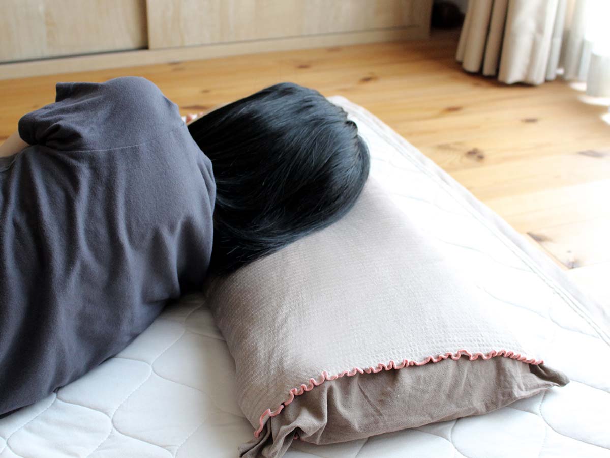 翌朝がこんなに違うとは。髪と肌の「寝るだけ美活」、シルク素材がうれしいまくらカバー