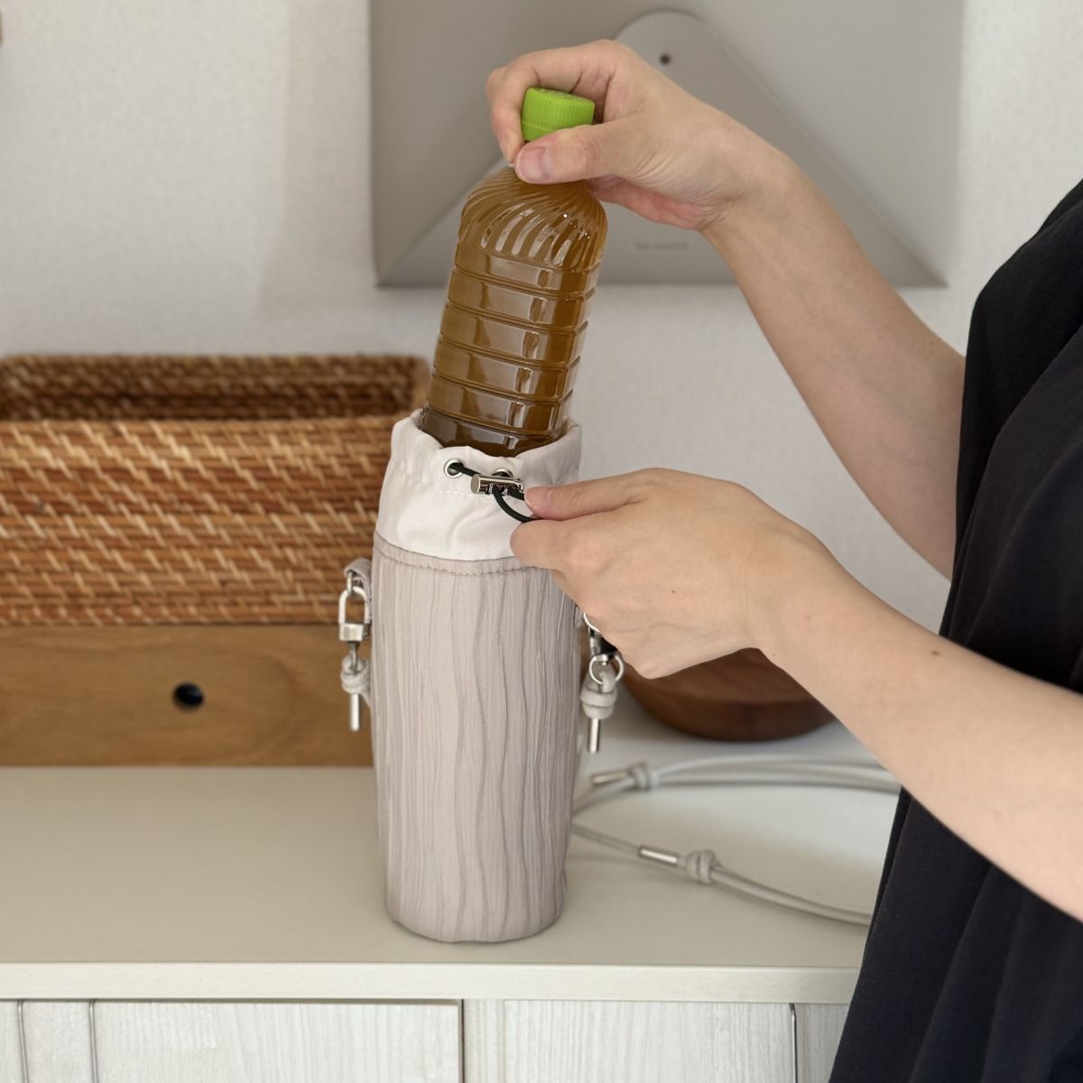 通勤にも堂々と持てる！水分補給の必需品、大人のきれいめペットボトルカバー【インスタグラマーさんのもの選び】